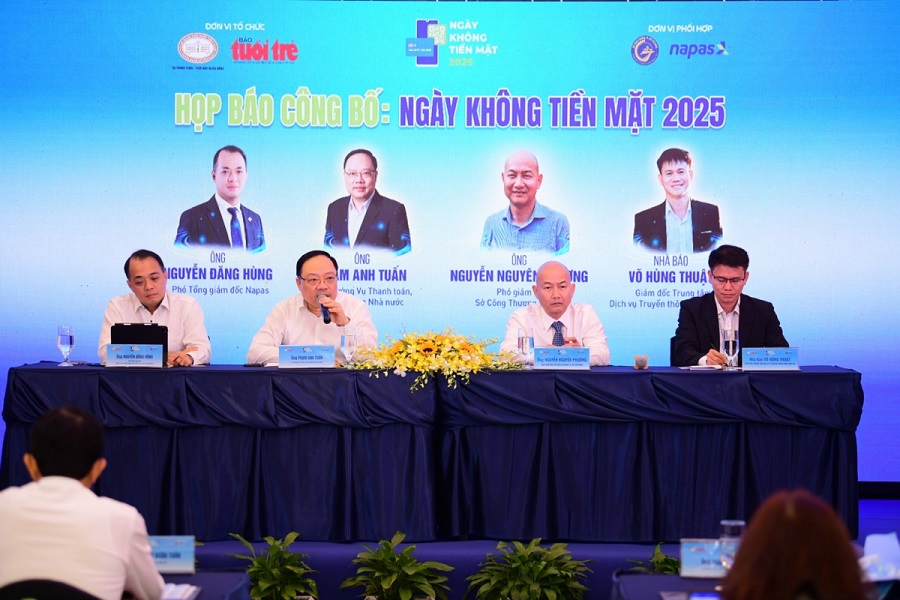 Ông Phạm Anh Tuấn trả lời các câu hỏi của phóng viên Ảnh: Quang Định