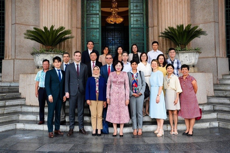 SBV Governor Nguyen Thi Hong takes a photo with the IMF’s Article IV Mission