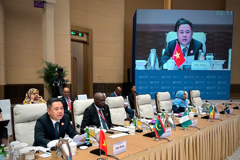 Deputy Governor Nguyen Ngoc Canh speaks at the Roundtable