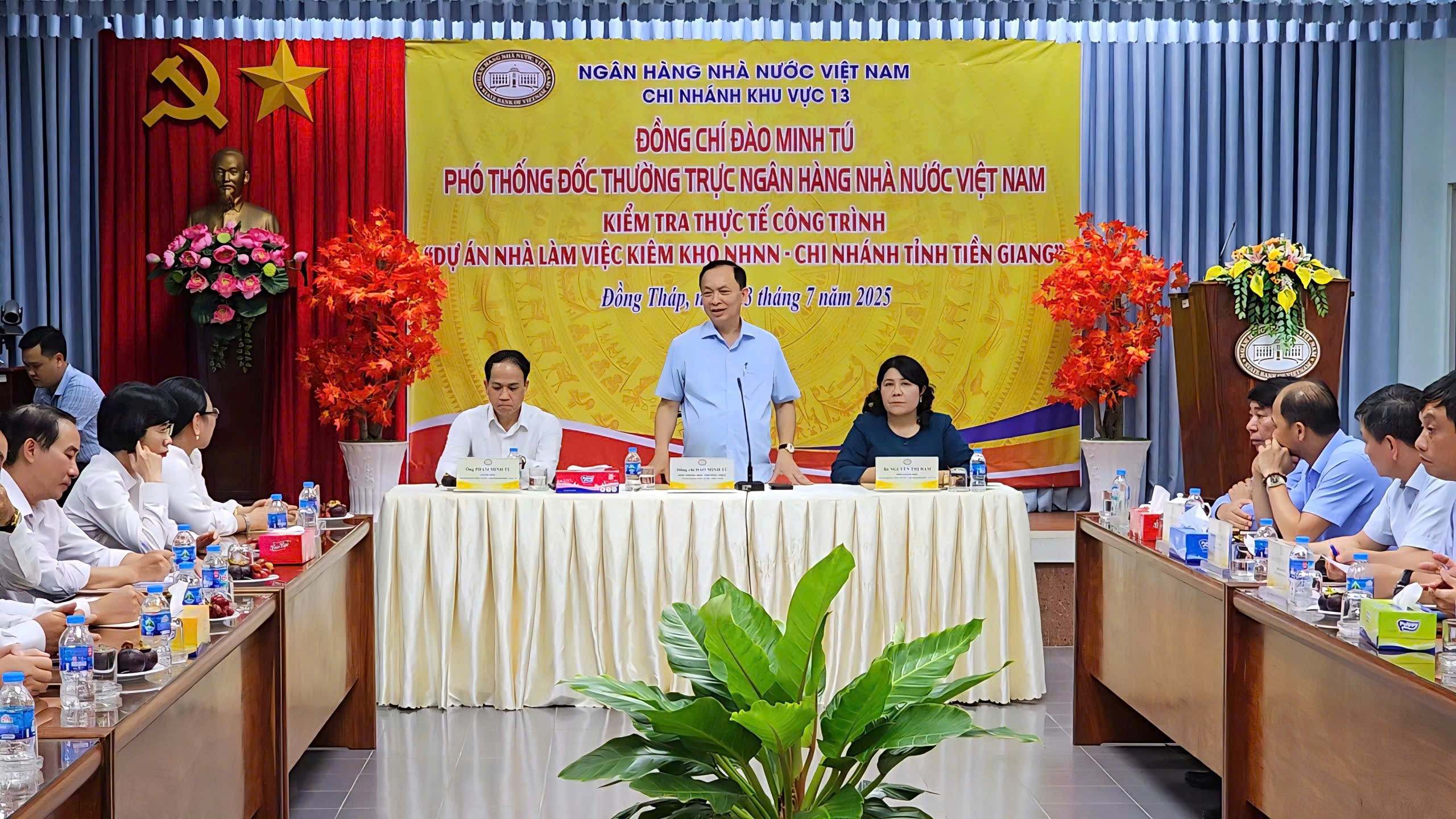 Phó Thống đốc Thường trực Đào Minh Tú thăm, làm việc và khảo sát công trình xây dựng trụ sở kiêm kho tiền NHNN Khu vực 13