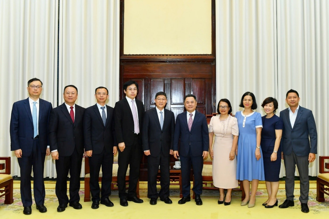 Deputy Governor Nguyen Ngoc Canh meets with BoCom delegation