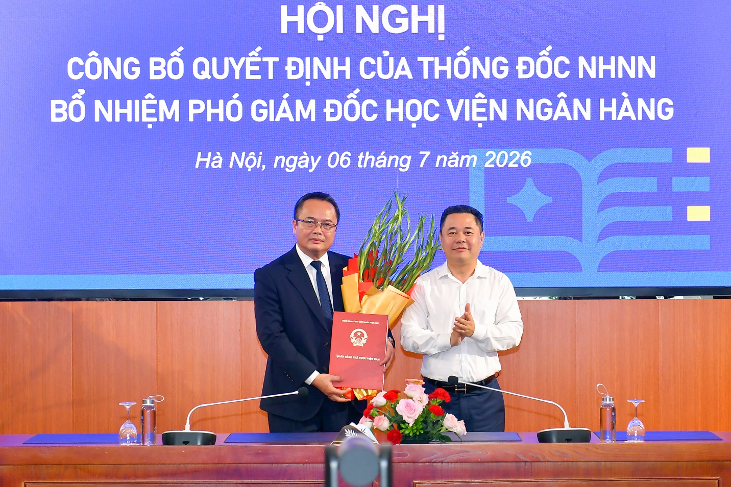 Phó Thống đốc Ngân hàng Nhà nước Nguyễn Ngọc Cảnh trao Quyết định bổ nhiệm Phó Giám đốc Học viện Ngân hàng