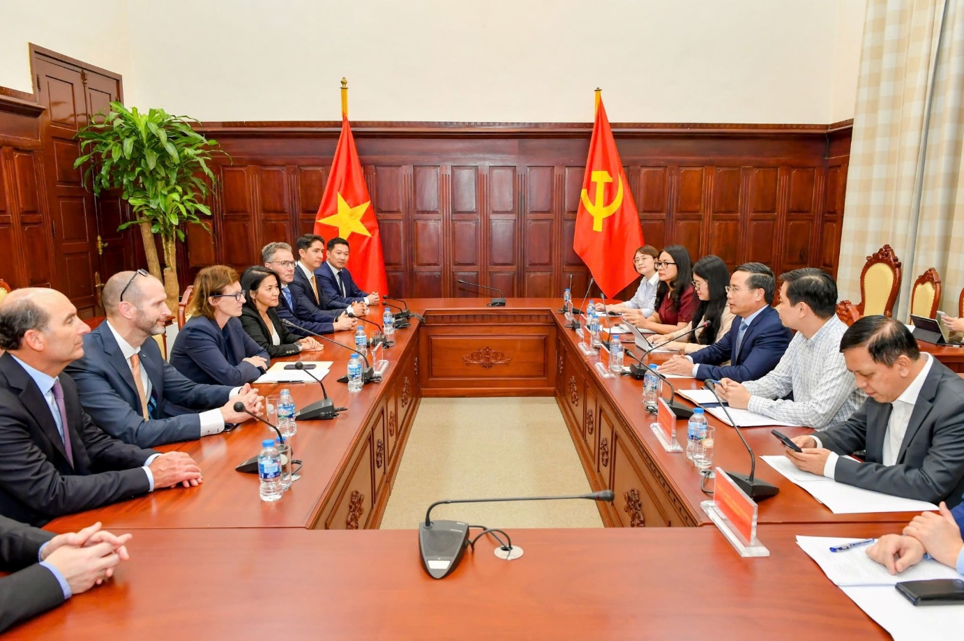 Governor Pham Duc An meets FTSE Russell CEO