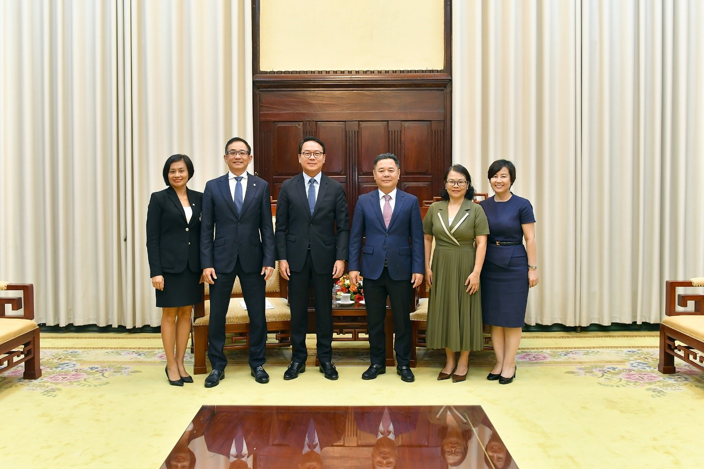 Deputy Governor Nguyen Ngoc Canh meets United Overseas Bank Group Leader