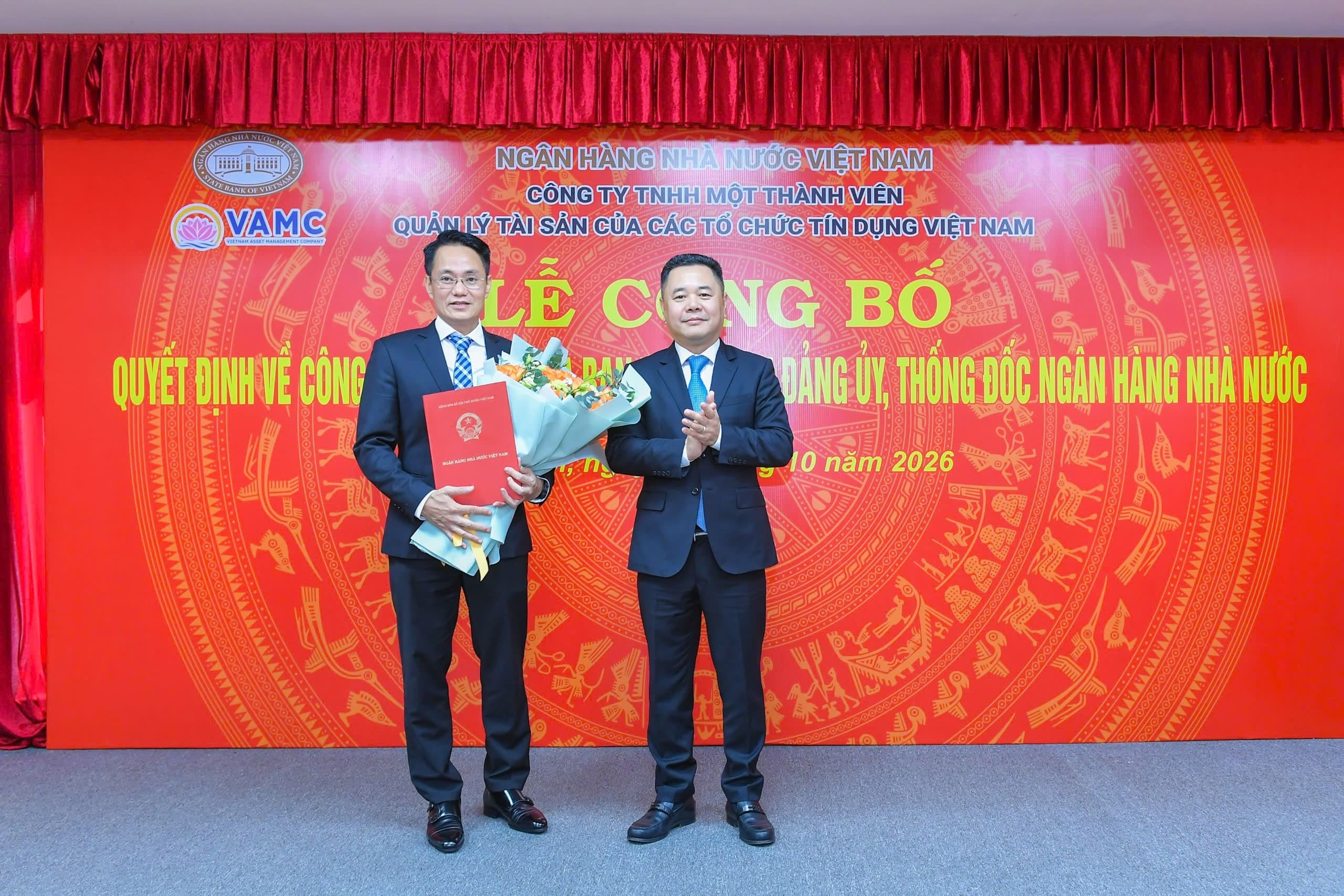 Phó Thống đốc Ngân hàng Nhà&nbsp;nước Nguyễn Ngọc Cảnh trao Quyết định bổ nhiệm Phó Tổng Giám đốc VAMC