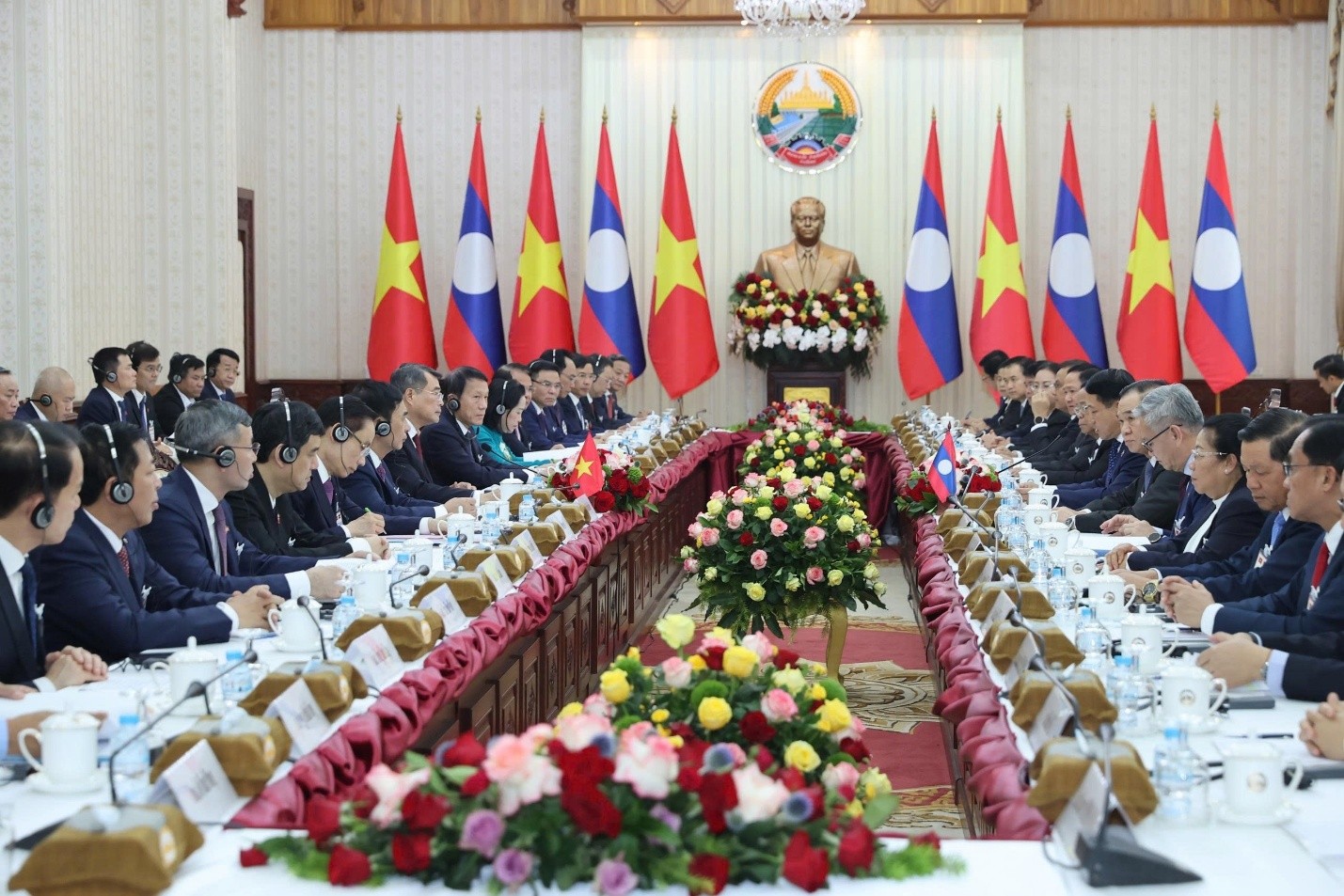 Thống đốc Phạm Đức Ấn tháp tùng Thủ tướng Chính phủ Lê Minh Hưng thăm chính thức Lào và Campuchia