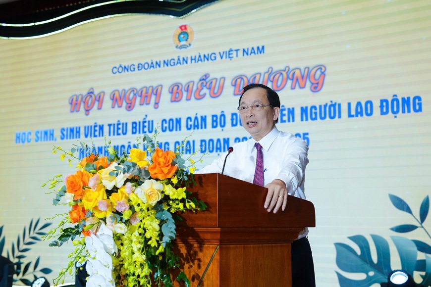 Biểu dương học sinh, sinh viên là con cán bộ, công chức, viên chức ngành Ngân hàng có thành tích cao trong học tập