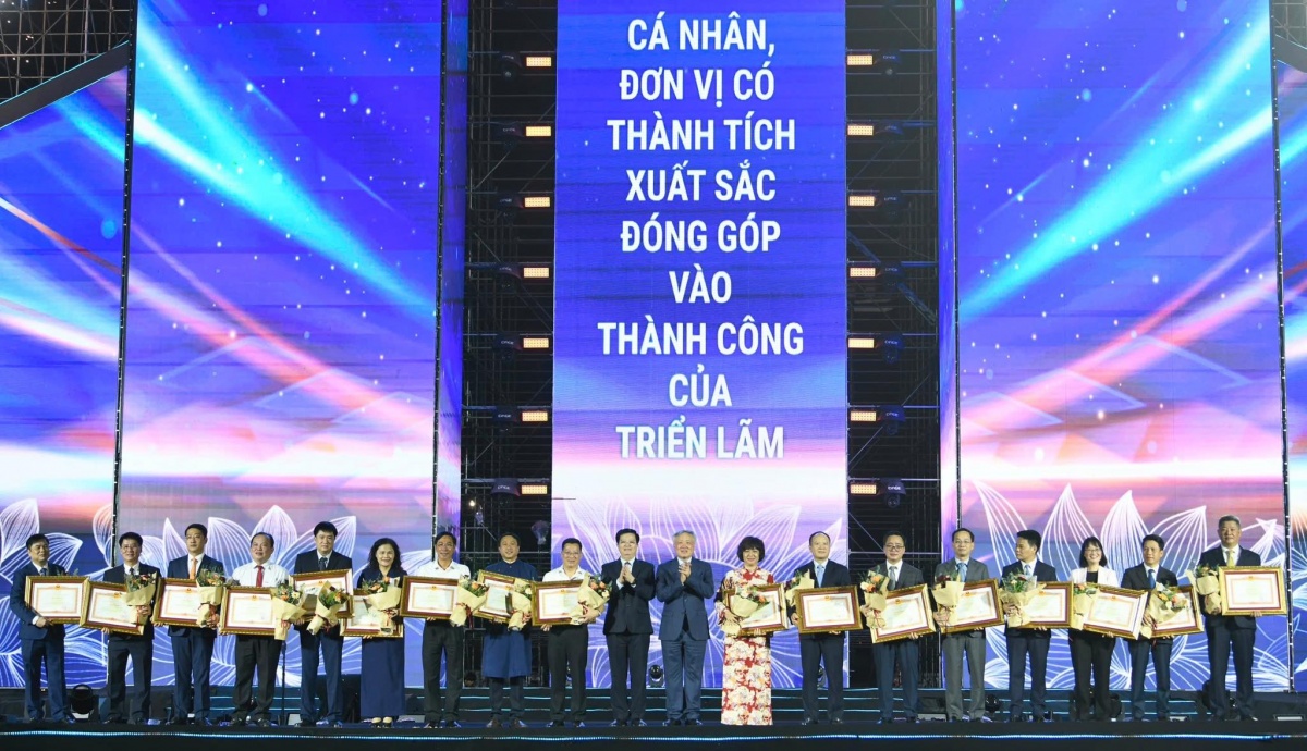 Ngành Ngân hàng xuất sắc giành 2 giải thưởng tại Triển lãm Thành tựu Đất nước