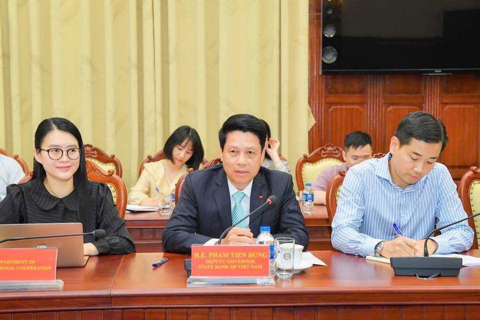 Deputy Governor Pham Tien Dzung holds talks with Lord Mayor of the City of London