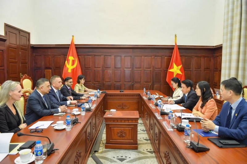 Deputy Governor Pham Tien Dzung welcomes Mastercard’s Global Vice Chairman