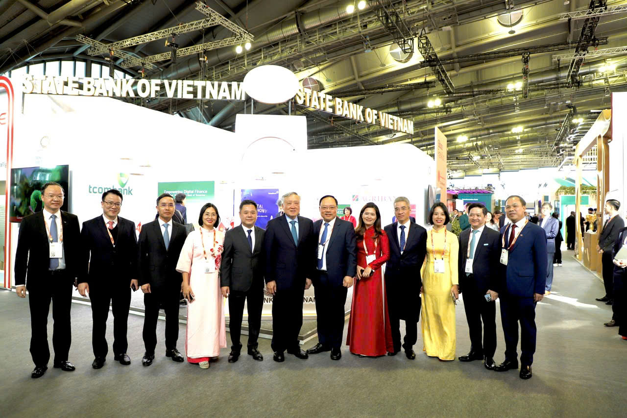 Gian hàng Việt Nam tại Sibos 2025 đón Đoàn công tác Phó Thủ tướng Nguyễn Hoà Bình và Phó Thống đốc Nguyễn Ngọc Cảnh đến thăm