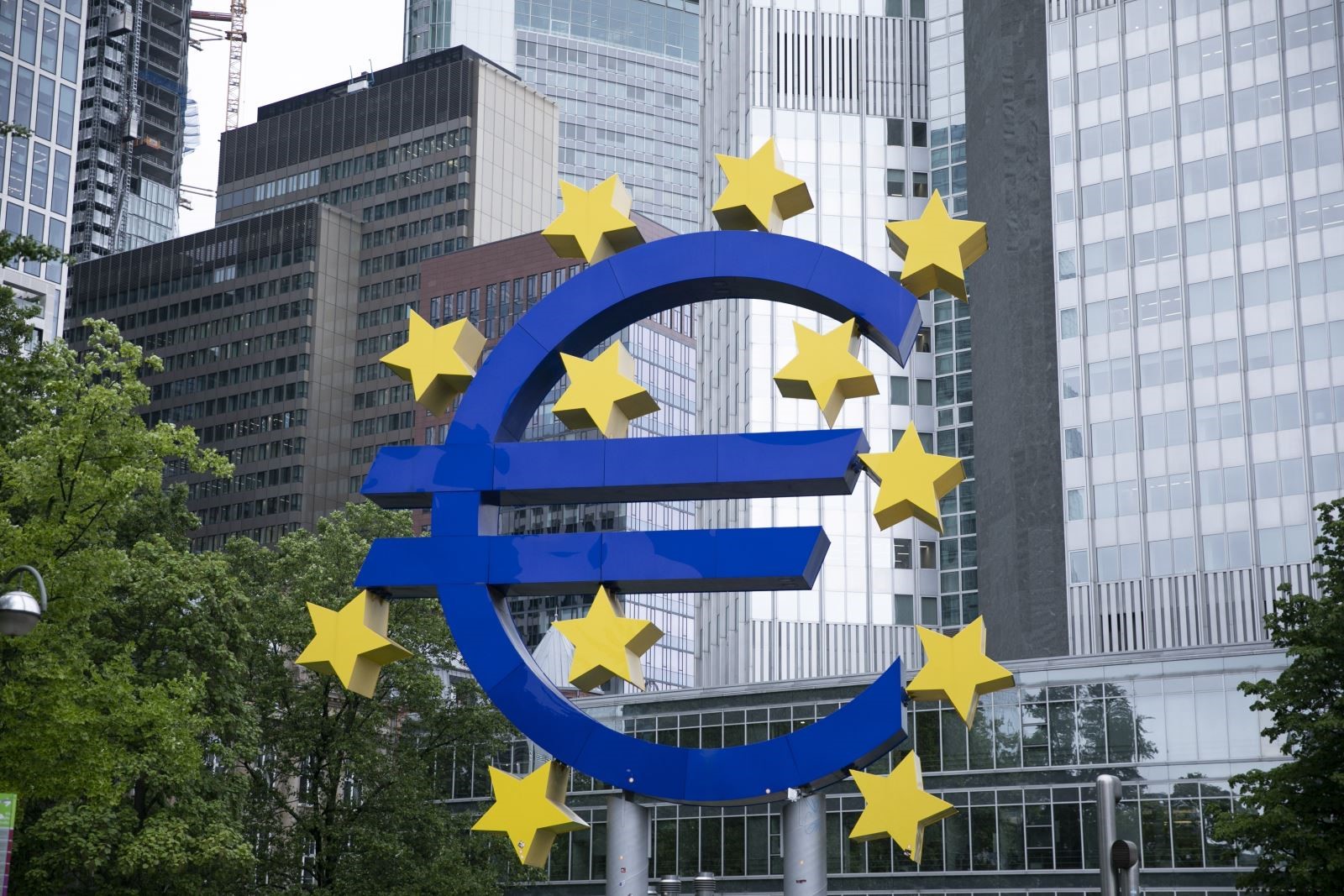 Cơ chế truyền dẫn chính sách tiền tệ của ECB: Điều kiện tài chính và động lực tín dụng