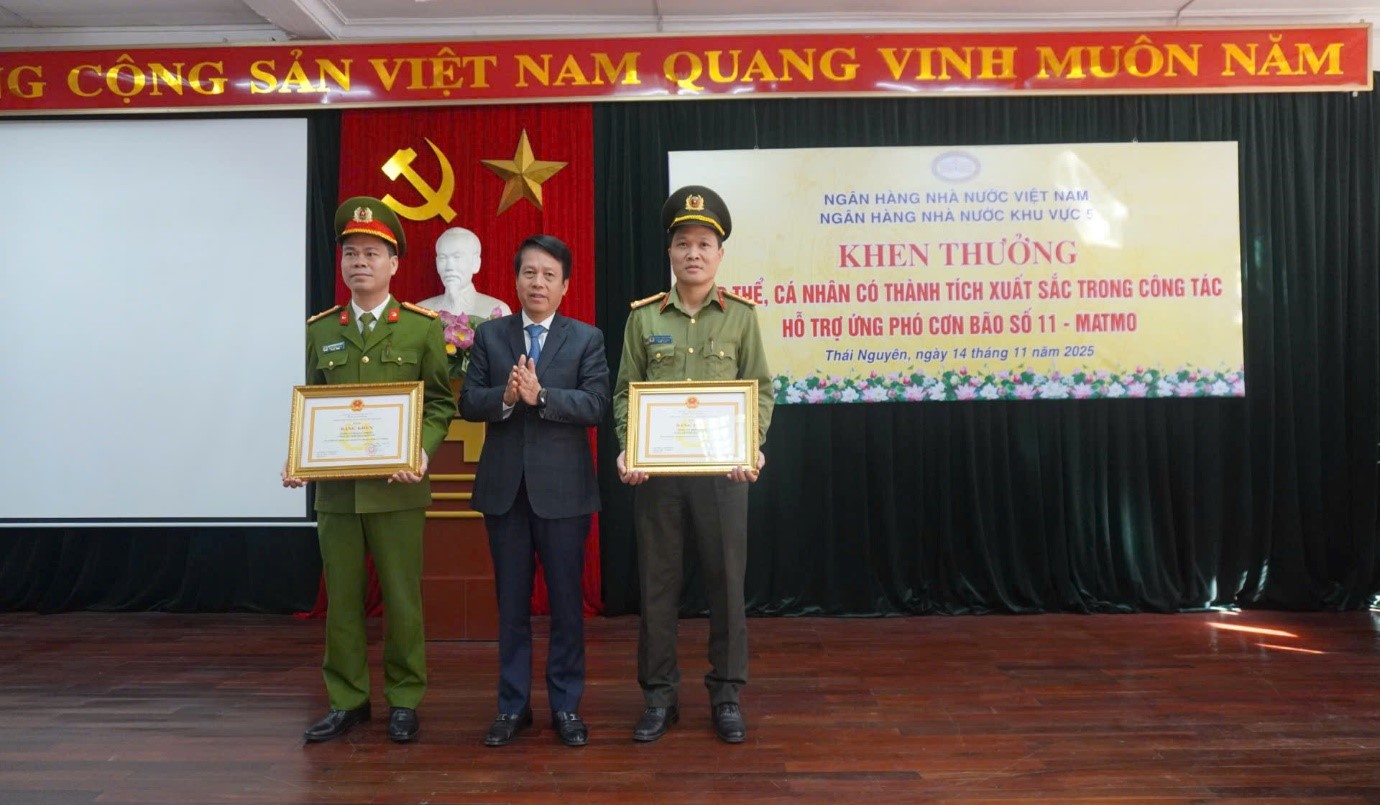 Ngân hàng Nhà nước Khu vực 5 tổ chức khen thưởng trong công tác hỗ trợ ứng phó với bão số 11 (MATMO)             