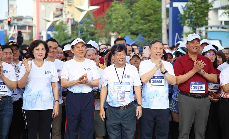 Thống đốc Nguyễn Thị Hồng tham gia Giải đi bộ, chạy bộ “Tự hào Thành phố tôi yêu”