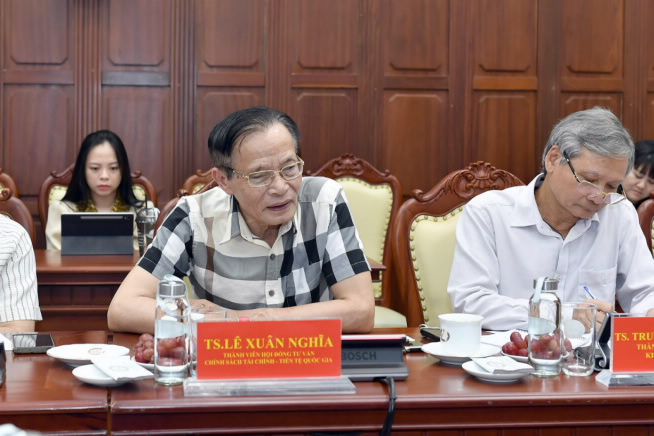 TS. Lê Xuân Nghĩa phát biểu tại cuộc họp
