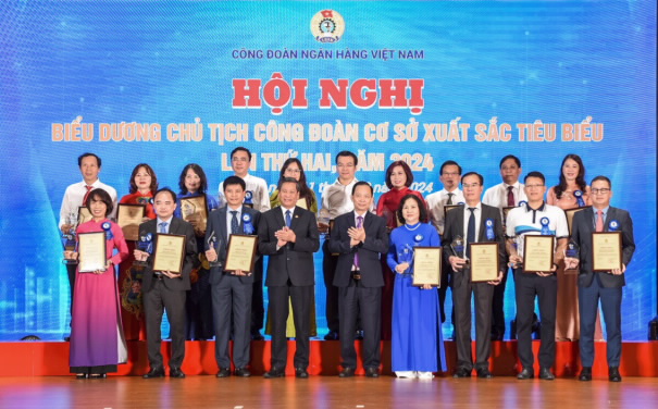 Phó Chủ tịch TLĐLĐ Huỳnh Thanh Xuân cùng Phó Thống đốc Đào Minh Tú- Chủ tịch CĐNHVN biểu dương các Chủ tịch CĐCS xuất sắc