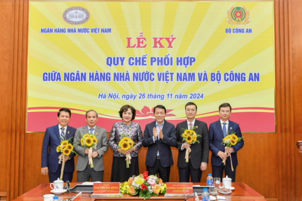 Đại tướng Lương Tam Quang - Bộ trưởng Bộ Công an tặng Kỷ niệm chương “Bảo vệ an ninh tổ Quốc” cho các đồng chí lãnh đạo NHNN