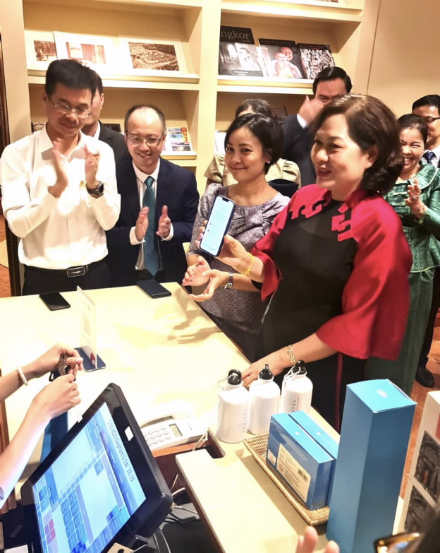 C:\Users\hang.ninhthu\Downloads\Thống đốc Nguyễn Thị Hồng trải nghiệm thanh toán thực tế tại điểm chấp nhận thanh toán ngẫu nhiên tại Siem Reap, Campuchia.jpeg