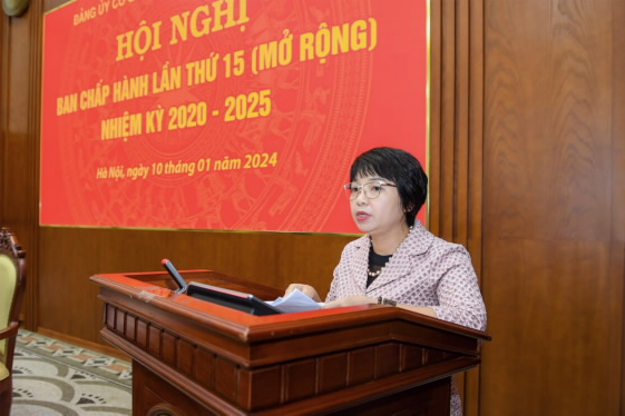 Đ/c Lê Thị Mai Hương - Phó Bí thư Thường trực Đảng ủy cơ quan NHTW trình bày báo cáo tổng kết công tác của Đảng bộ năm 2023